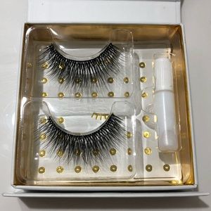 Battington false lashes with adhesive
